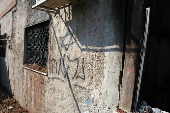 Pichações com frases religiosas em hebraico deixadas após o ataque nas casas palestinas